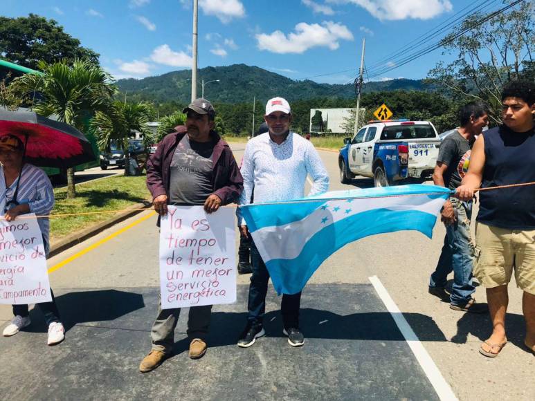 “¡Ya basta de tantos apagones!”: Así fue la toma de carretera en Campamento, Olancho