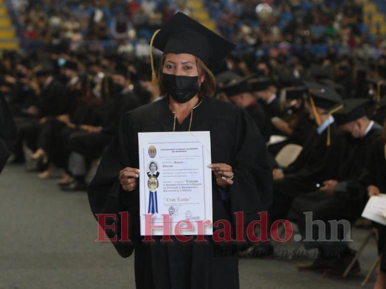 Alegría y conmovedoras dedicatorias durante entrega de títulos a nuevos profesionales en la UNAH