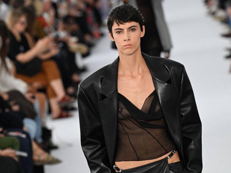 Givenchy vuelve a los orígenes en la Semana de la Moda de París