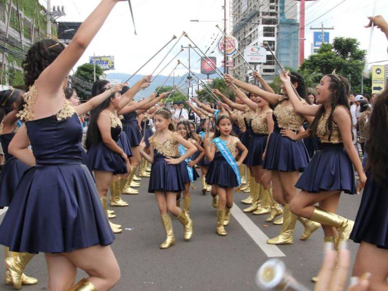 Las mejores imágenes que dejaron los desfiles de las escuelas en la capital