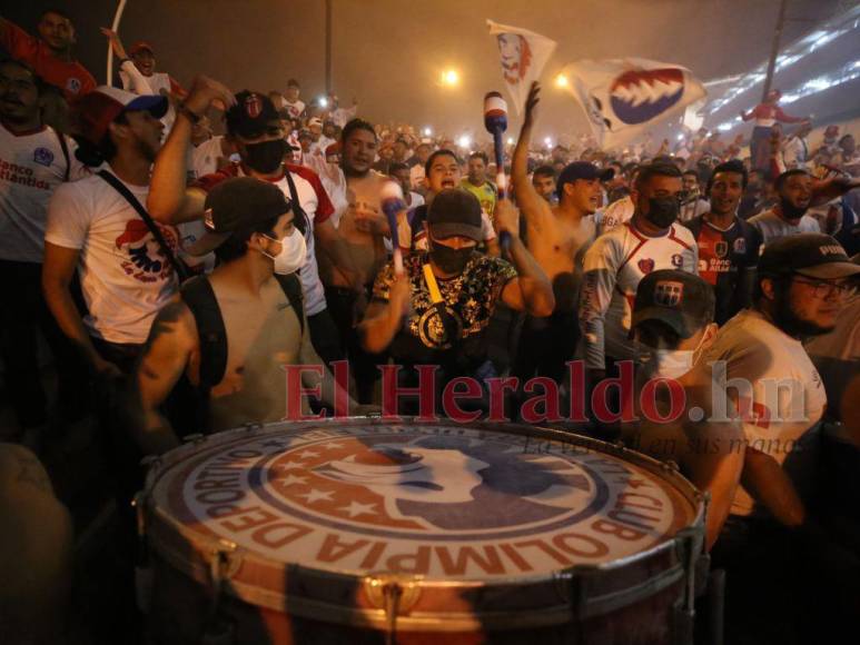 ¡Fiesta de tres colores! Así fue el carnaval de la Ultra Fiel previo al Olimpia vs Municipal