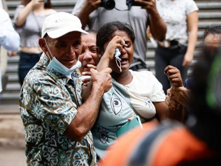 Familiares enfrentan el dolor en las afueras de la morgue tras la matanza en PNFAS