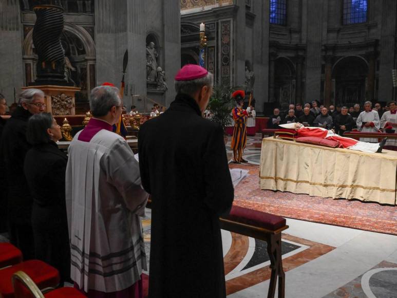 Sin cruz pastoral y con zapatos negros: Los símbolos que indican que Benedicto XVI no gobernaba