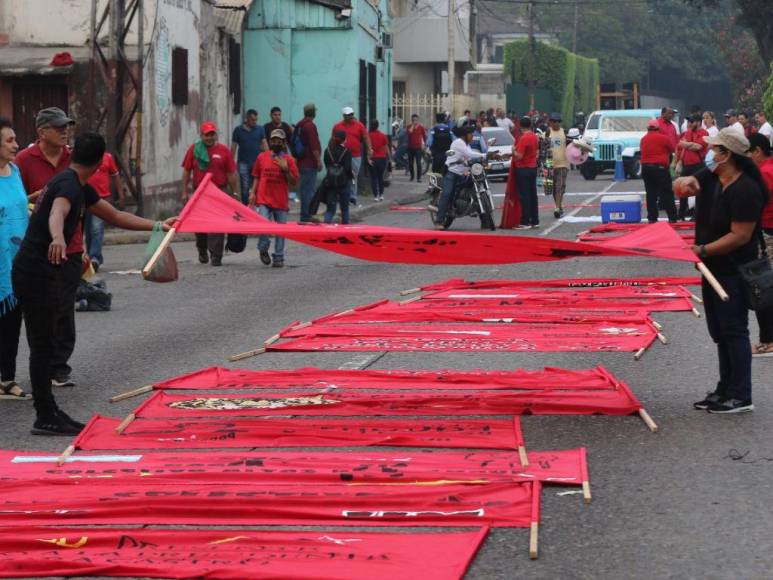 Monigotes, militantes de Libre y bandera azul turquesa: las primeras imágenes del Día del Trabajador en la capital