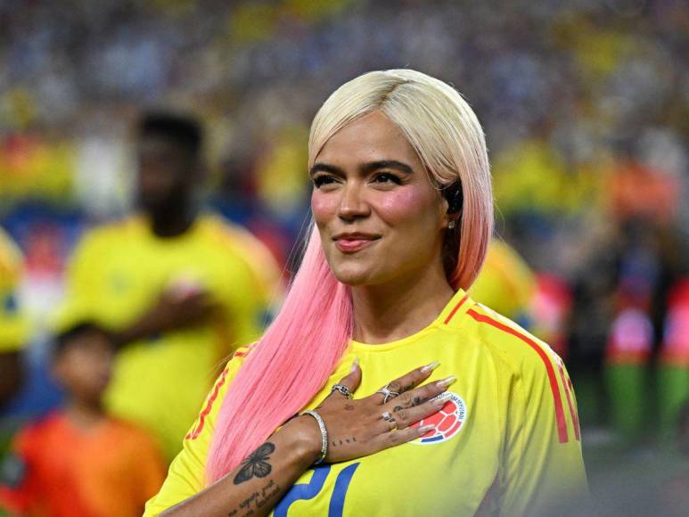 Sentimental y enfocada: así cantó Karol G el Himno de Colombia en final de la Copa América