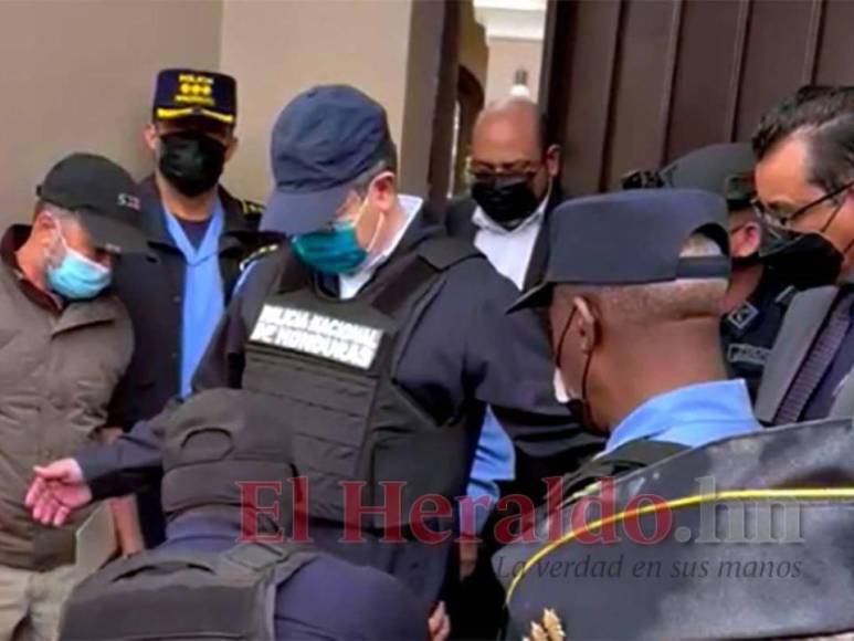 Vigilias, luto y decomiso de dinero, así han sido las primeras 100 horas de arresto del expresidente Juan Orlando Hernández (Fotos)