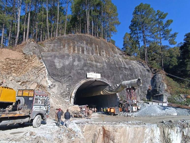 India: tercer día de rescate de 40 obreros atrapados en un túnel