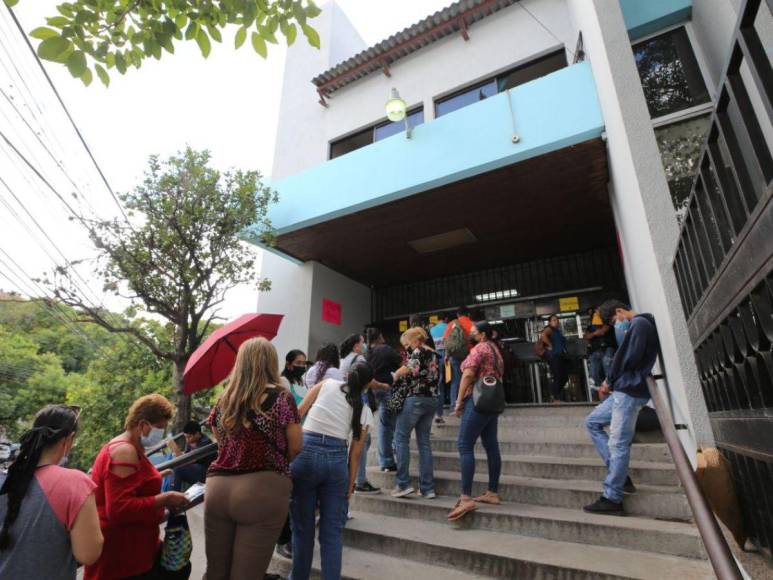 “Están haciendo fila desde ayer”: continúa odisea para conseguir una cita en el IHSS