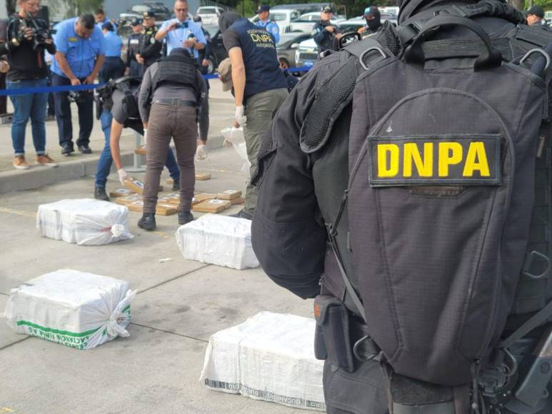 Trasladan a la capital más de 500 kilos de cocaína decomisada a colombianos