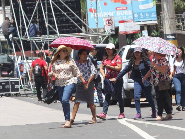 Manifestantes comienzan a congregarse en el bulevar Juan Pablo II listos para marchar hacia el CN