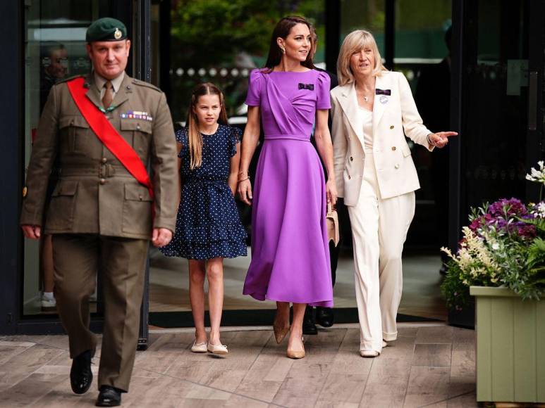 Sonriente y elegante: Kate Middleton aparece en final masculina de Wimbledon