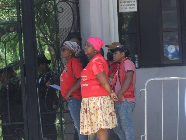 Manifestantes comienzan a congregarse en el bulevar Juan Pablo II listos para marchar hacia el CN