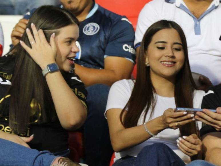 Las bellas aficionadas que roban suspiros previo al clásico Olimpia vs Motagua