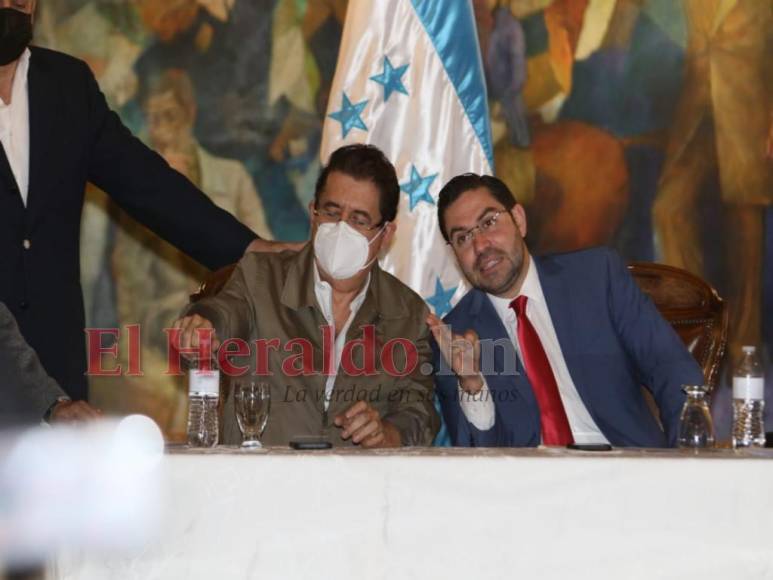 Así estamparon su firma “Mel” Zelaya y Jorge Cálix para acabar con la crisis legislativa