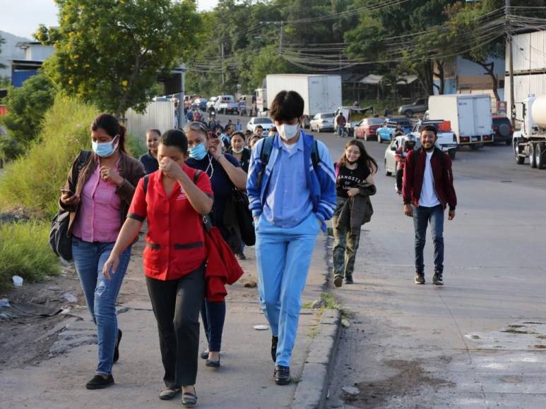 Cientos de capitalinos caminaron dos horas por toma en salida al sur de la capital