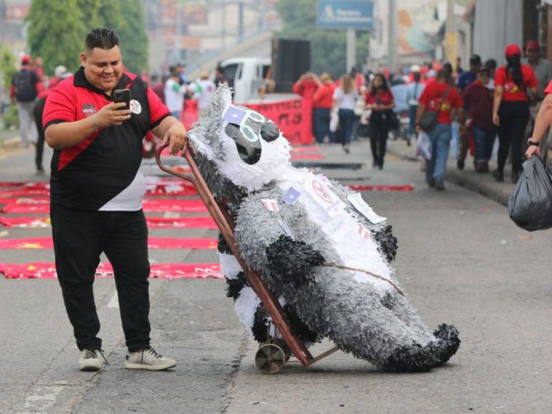 Monigotes, militantes de Libre y bandera azul turquesa: las primeras imágenes del Día del Trabajador en la capital