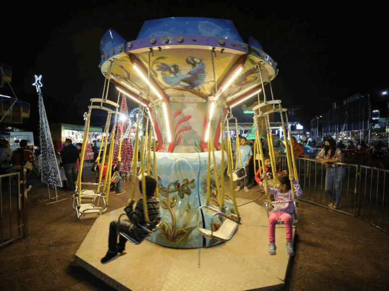 Luces, diversión y juegos en la Villa Navideña del bulevar Juan Pablo II