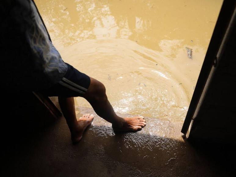 Rodeados de agua permanecen pobladores de Valle, tras paso de Pilar