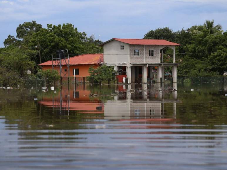 Rodeados de agua permanecen pobladores de Valle, tras paso de Pilar