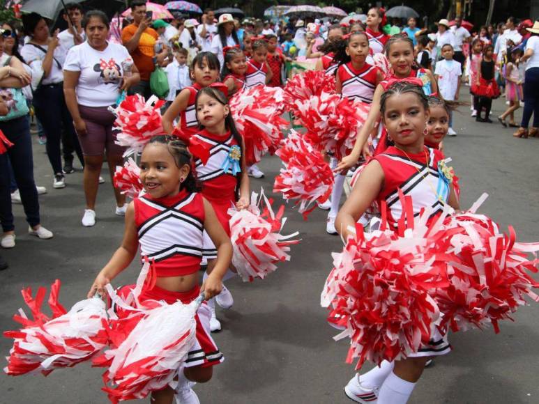 Las mejores imágenes que dejaron los desfiles de las escuelas en la capital