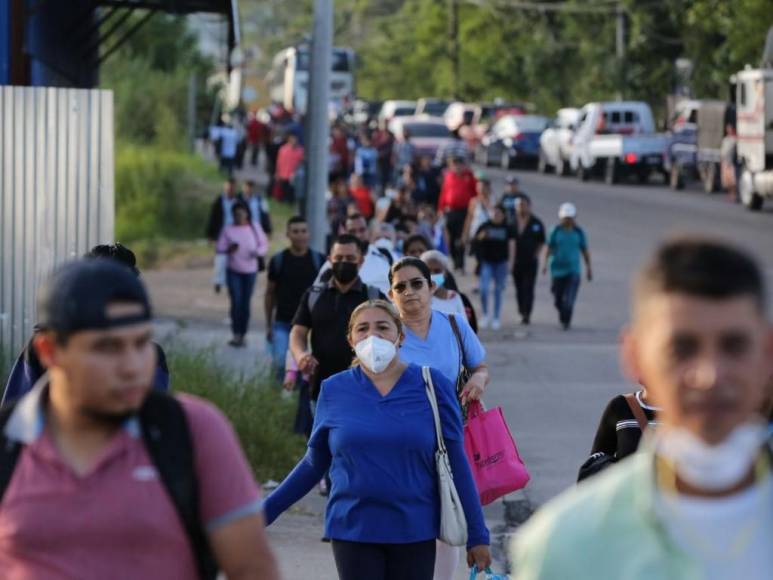 Cientos de capitalinos caminaron dos horas por toma en salida al sur de la capital