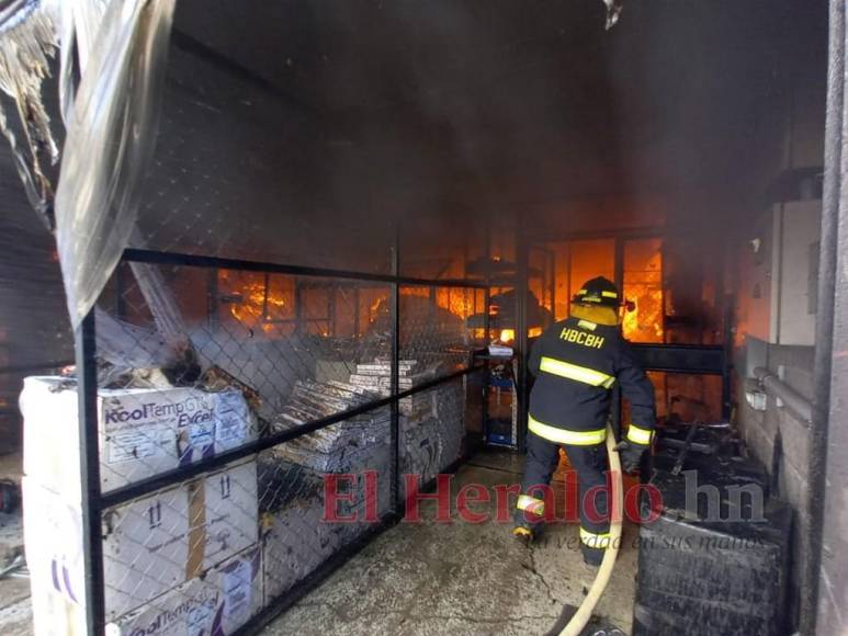 Pérdidas millonarias y estructuras colapsadas deja voraz incendio en la capital de Honduras