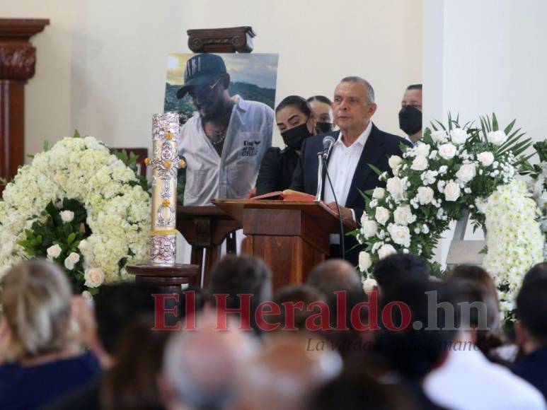 Rostros de dolor e impotencia de Porfirio Lobo y Rosa Elena Bonilla en sepelio de su hijo