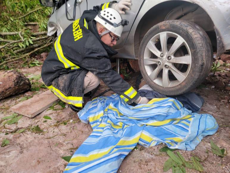 Las imágenes del fatal accidente vial donde murió una empleada de Hondutel en Valle de Ángeles