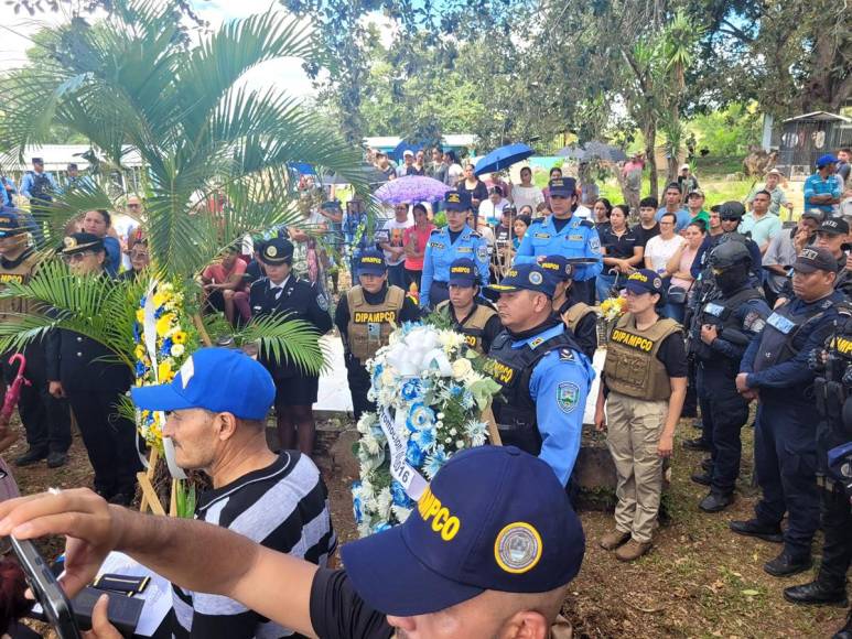 Soñaba con su título universitario: Dan último adiós a policía