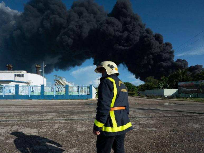 Las impactantes imágenes del pavoroso incendio tras el impacto de un rayo en Cuba