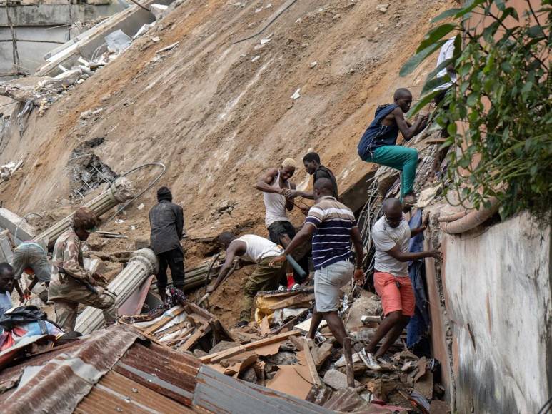 Derrumbe de edificio en Sierra Leona deja decenas de personas atrapadas bajo escombros