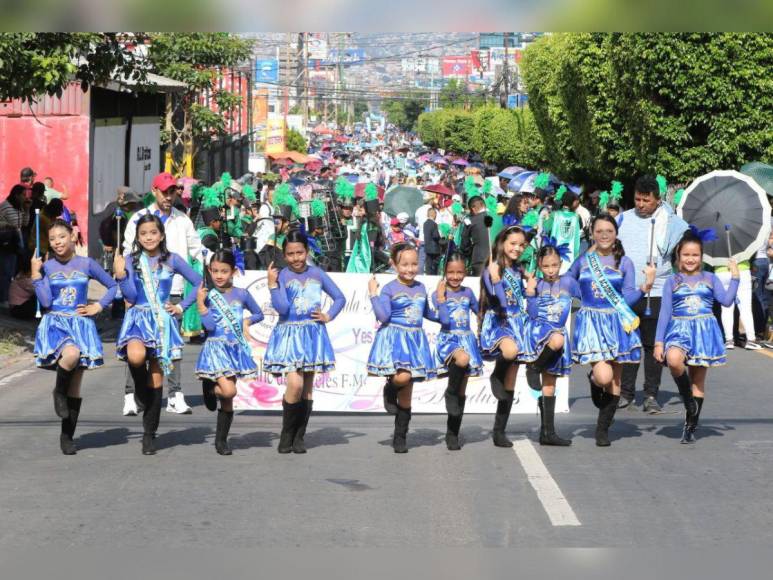 Pequeñas palillonas rinden tributo a la patria en desfiles en la capital