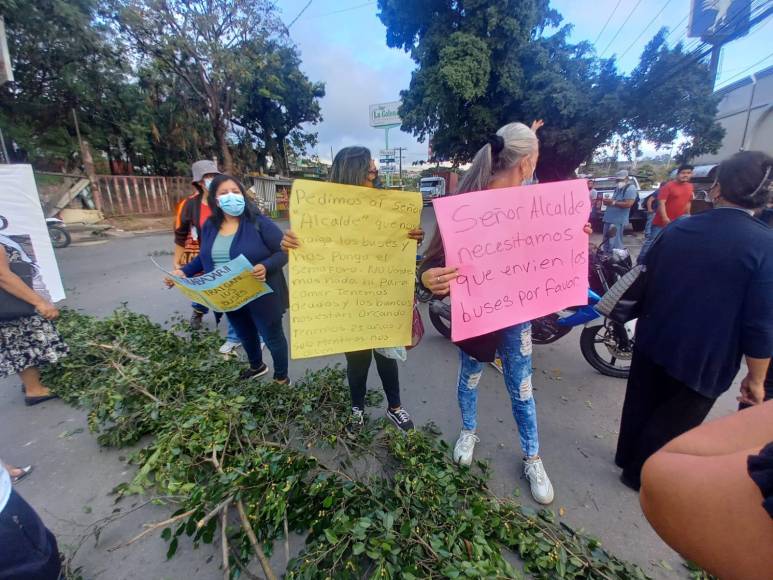 Toma de carretera al sur de la capital provoca caos vehicular