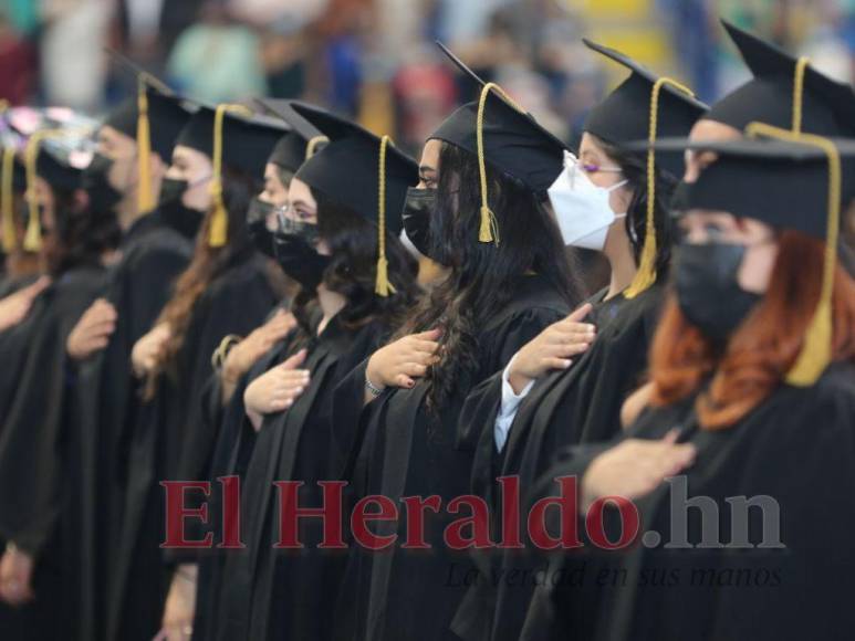 Más de 2,000 nuevos profesionales se gradúan de la UNAH