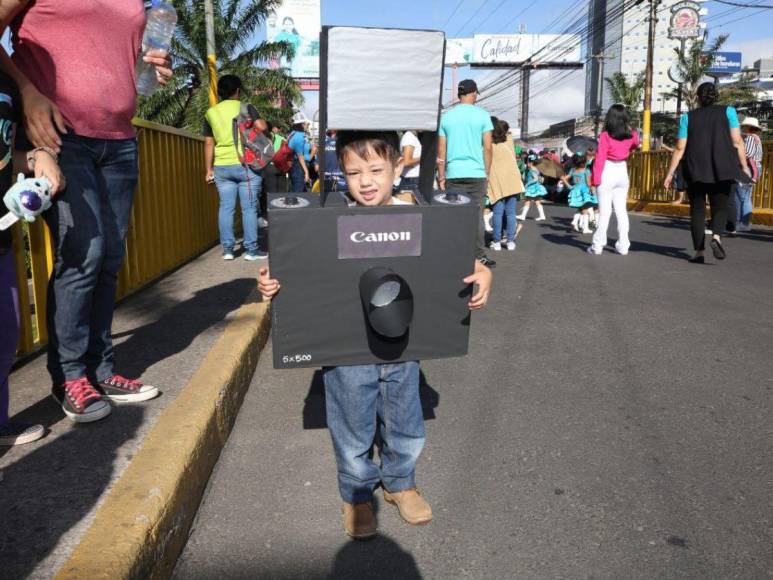 Alumnos de educación prebásica y básica derrochan patriotismo y ternura en las calles de la capital