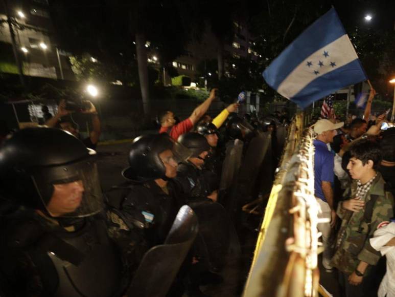 Con antimotines y vallas impiden paso a marcha de las antorchas en Casa Presidencial