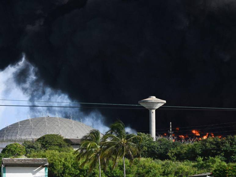 Las impactantes imágenes del pavoroso incendio tras el impacto de un rayo en Cuba