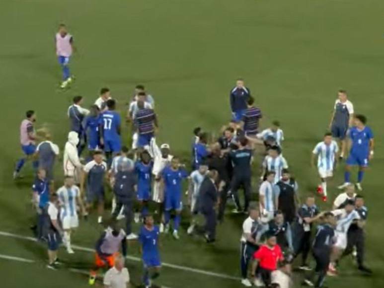 Así fue el zafarrancho entre Francia y Argentina tras el final del partido