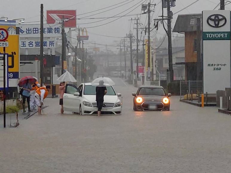 El tifón Shanshan deja 4 muertos, más de 100 heridos e inundaciones en Japón