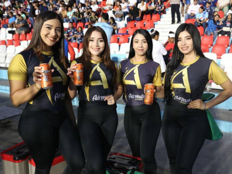 Las bellas aficionadas que roban suspiros previo al clásico Olimpia vs Motagua