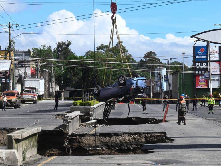 Familiares buscan en alcantarillas a mujeres desaparecidas: el drama tras socavones en Guatemala