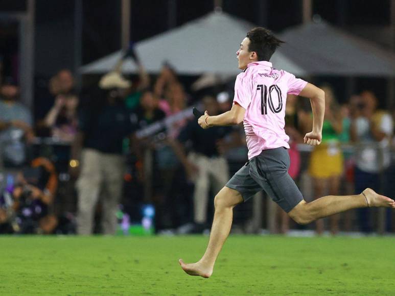 NO SE VIO EN TV: Nueva celebración de Messi con Inter Miami, Rauw Alejandro en el estadio y el niño que lloró por Lionel