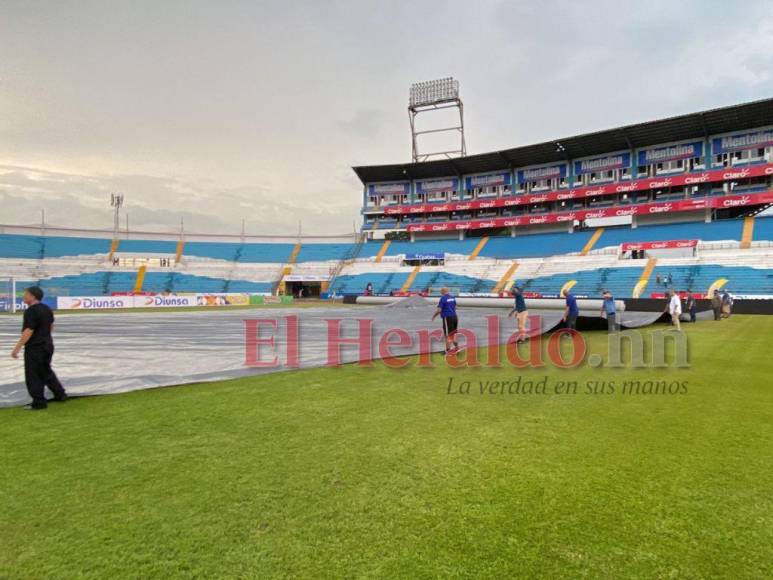 Fuerte lluvia y pocos aficionados: así luce el estadio Olímpico previo al Honduras vs Curazao