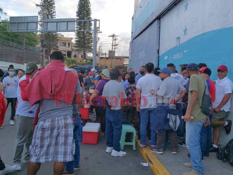 ¡Infierno blanco! Así se vive la previa del Olimpia-Municipal en el Chelato Uclés