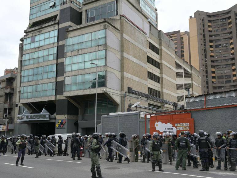 Militarizado el CNE tras disturbios en Venezuela por reelección de Maduro