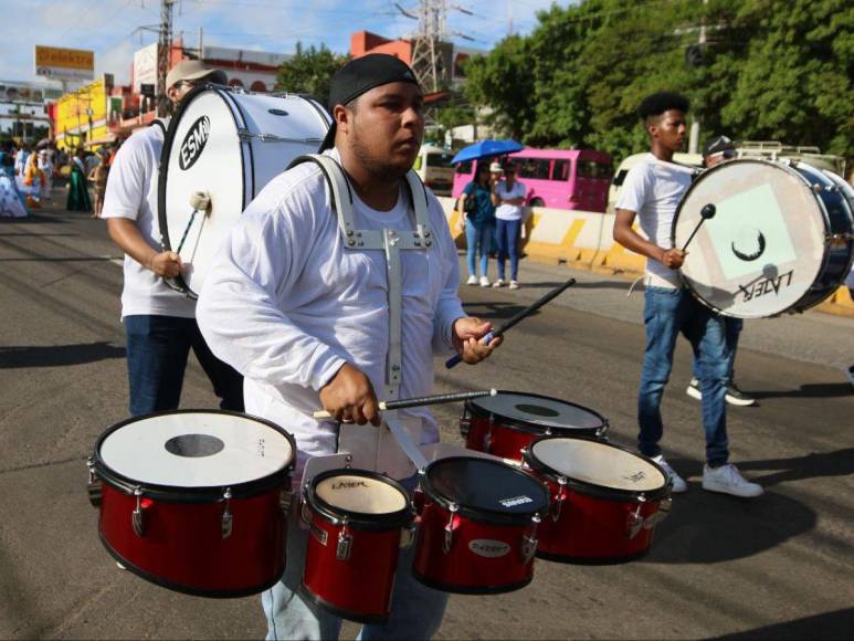 Bandas, pelotones y cadetes también brillaron en desfiles patrios de educación básica