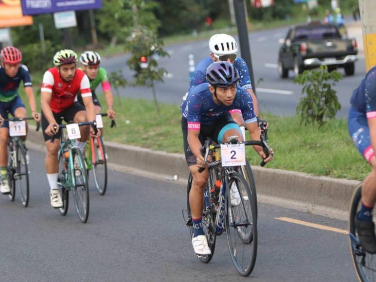 Juventud y tercera edad viven la adrenalina en la Vuelta Ciclística 2022 de EL HERALDO