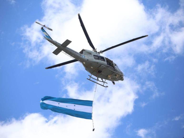 ¡Impresionante! Así surcaron el cielo hondureño los paracaidistas en los desfiles patrios