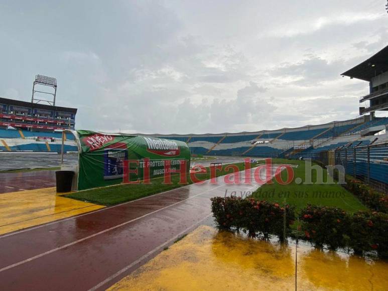 Fuerte lluvia y pocos aficionados: así luce el estadio Olímpico previo al Honduras vs Curazao