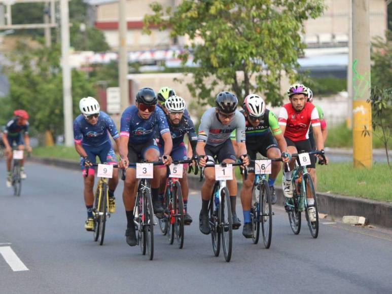 Juventud y tercera edad viven la adrenalina en la Vuelta Ciclística 2022 de EL HERALDO